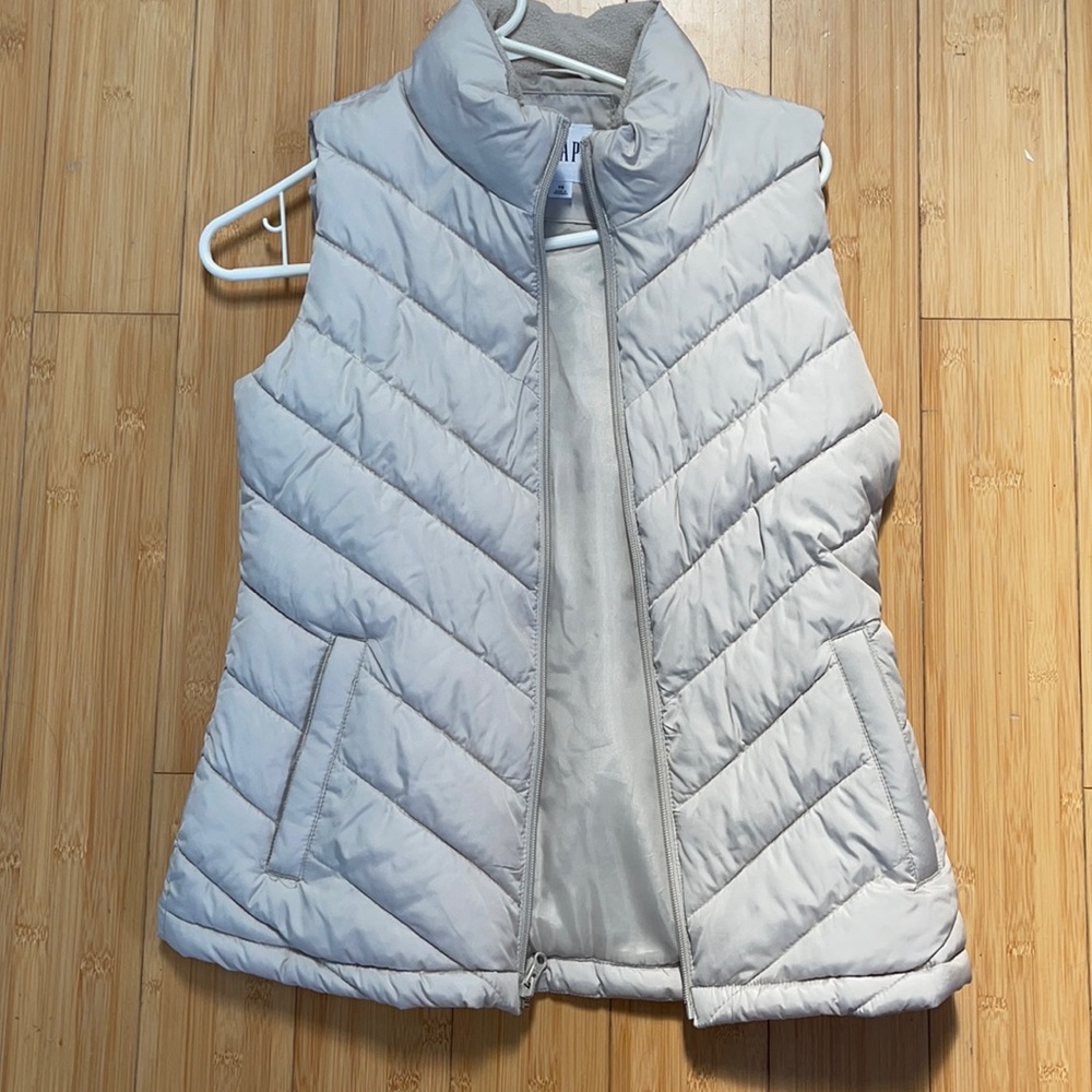 Gap cream puffer vest